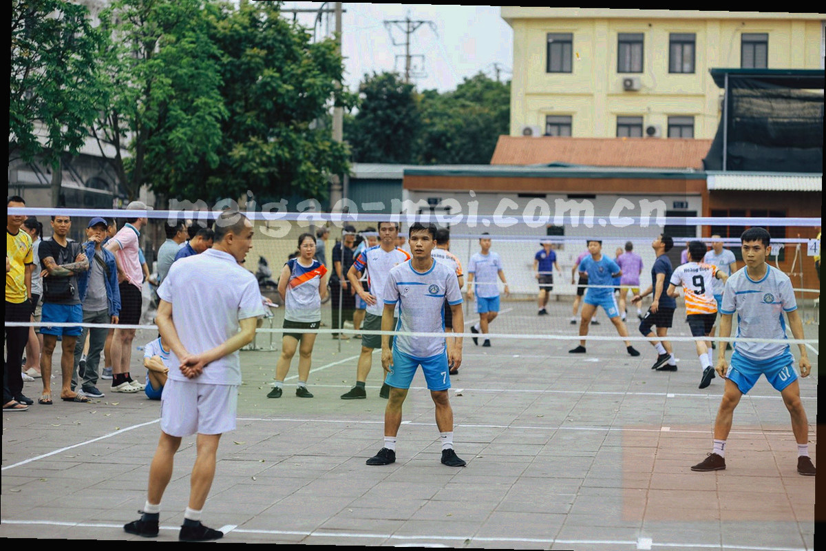 细线网格与桌台编号水印叠出的档案式底纹